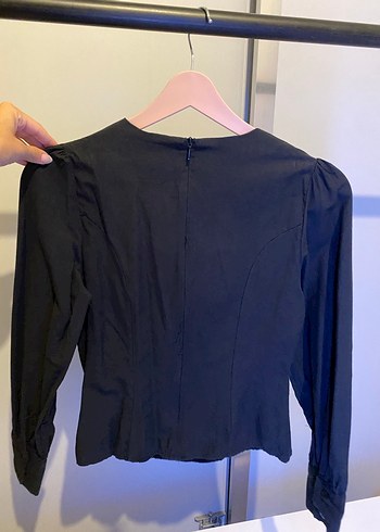 Trendyol & Milla Siyah Cut-Out Yaka Uzun Kollu Kadın Bluz