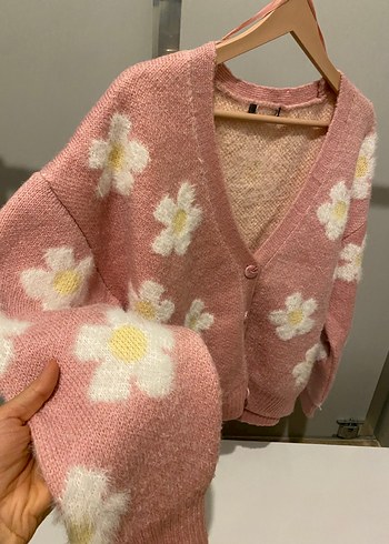 Pembe Çiçek Desenli Yumuşak Örgü Hırka - Görsel 2