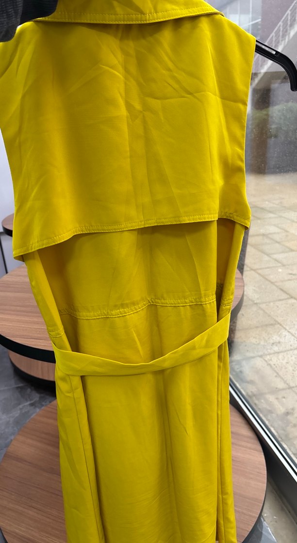 Canlı Sarı Kolsuz Trench Elbise — görsel 3/4