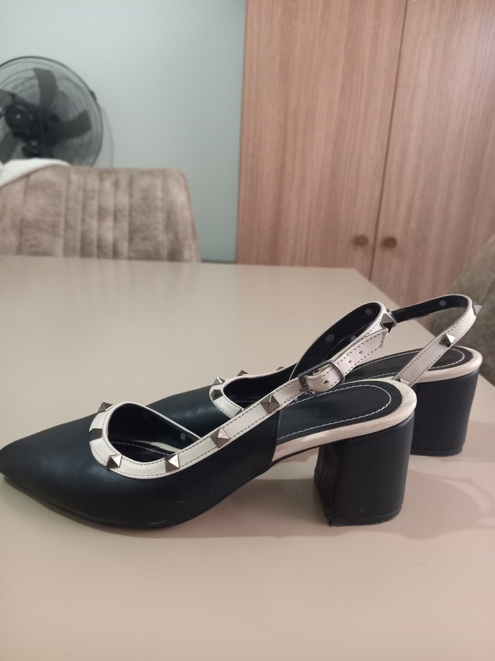 Bej Zımba Detaylı Sivri Burun Topuklu Ayakkabı - Görsel 3