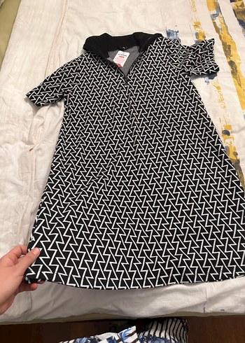 Siyah Beyaz Desenli Midi V Yaka Elbise - Görsel 3