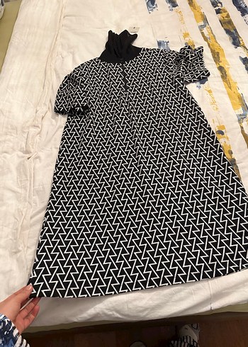 Siyah Beyaz Desenli Midi V Yaka Elbise - Görsel 5