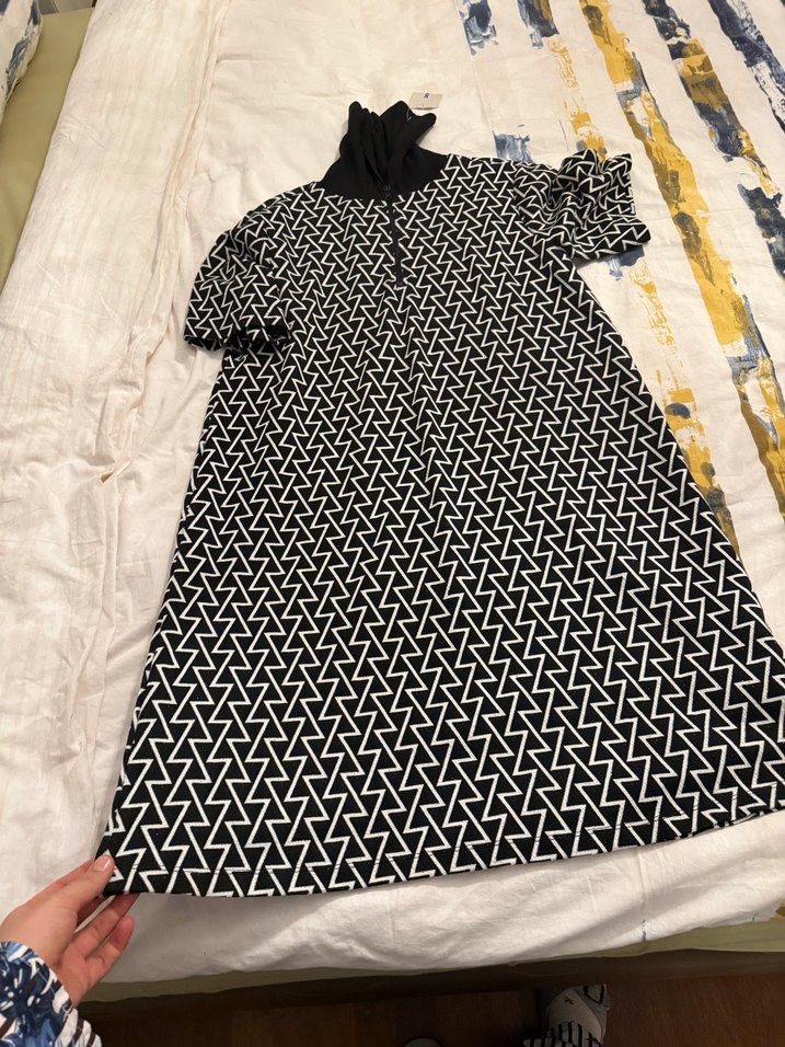 Siyah Beyaz Desenli Midi V Yaka Elbise - Görsel 4