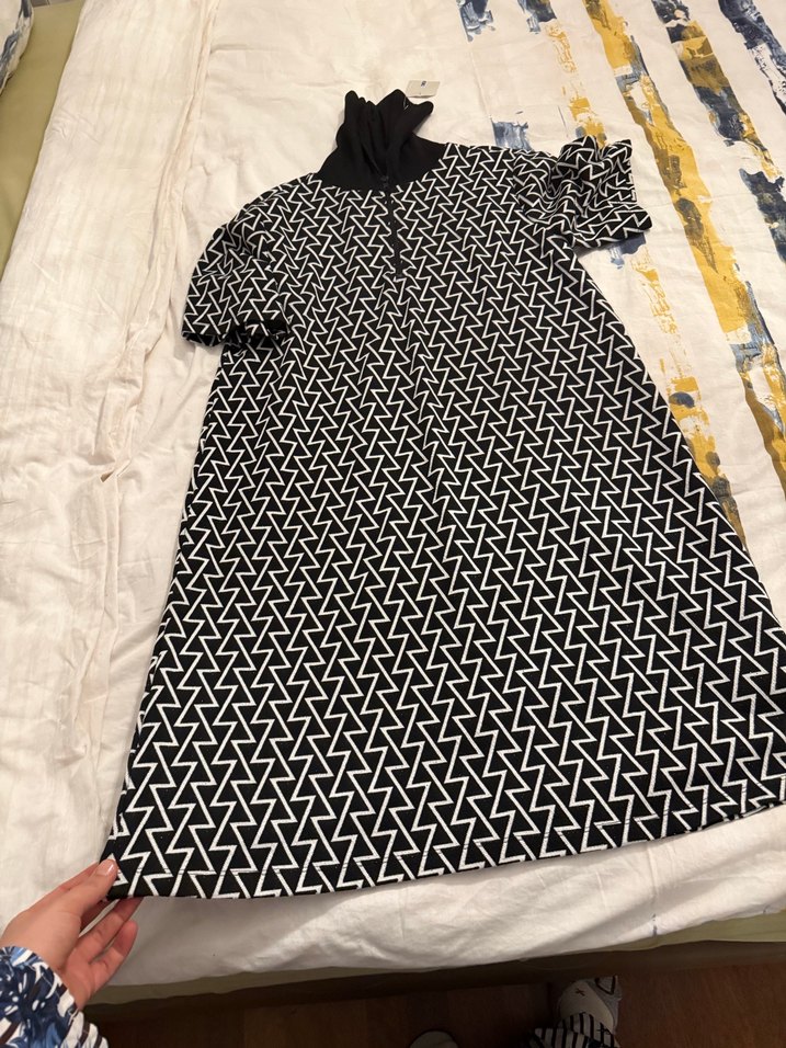 Siyah Beyaz Desenli Midi V Yaka Elbise - Görsel 5