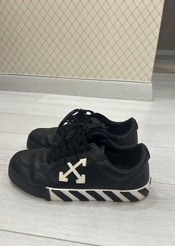 Off-White Siyah Deri Sneaker Siklik Ve Rahatlik Bir Arada