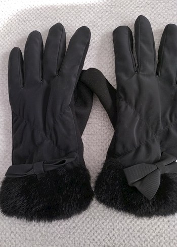 Siyah Kürklü Kadın Eldiveni - Görsel 3