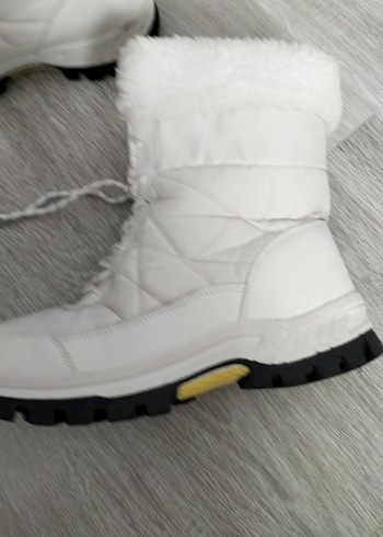 Tüylü Detaylı Beyaz Kadın Dolgu Topuk Bot - Görsel 2