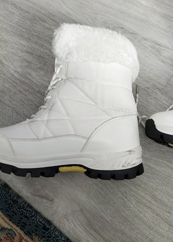 Tüylü Detaylı Beyaz Kadın Dolgu Topuk Bot - Görsel 3