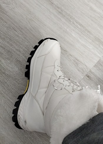 Tüylü Detaylı Beyaz Kadın Dolgu Topuk Bot - Görsel 5