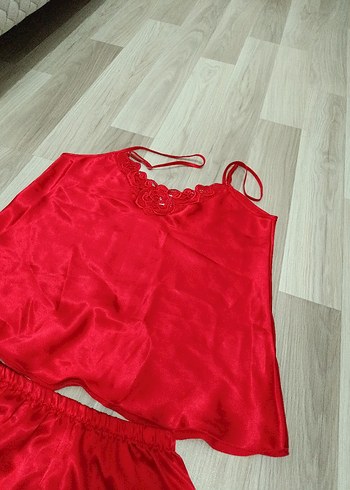 2K Kırmızı Parlak Midi İnce Askılı Kadın Pijama