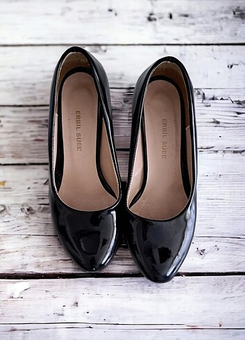 Erbil Süel Siyah rugan topuklu ayakkabı 