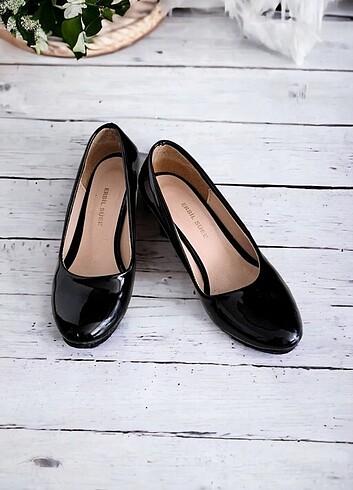 Siyah rugan topuklu ayakkabı 