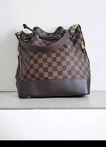 Louis Vuitton kol çantası 