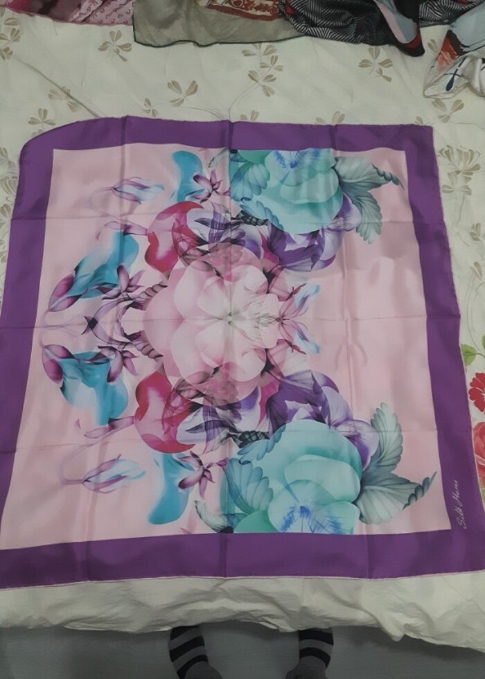 Çeşitli renklerde eşarplar. - Görsel 3