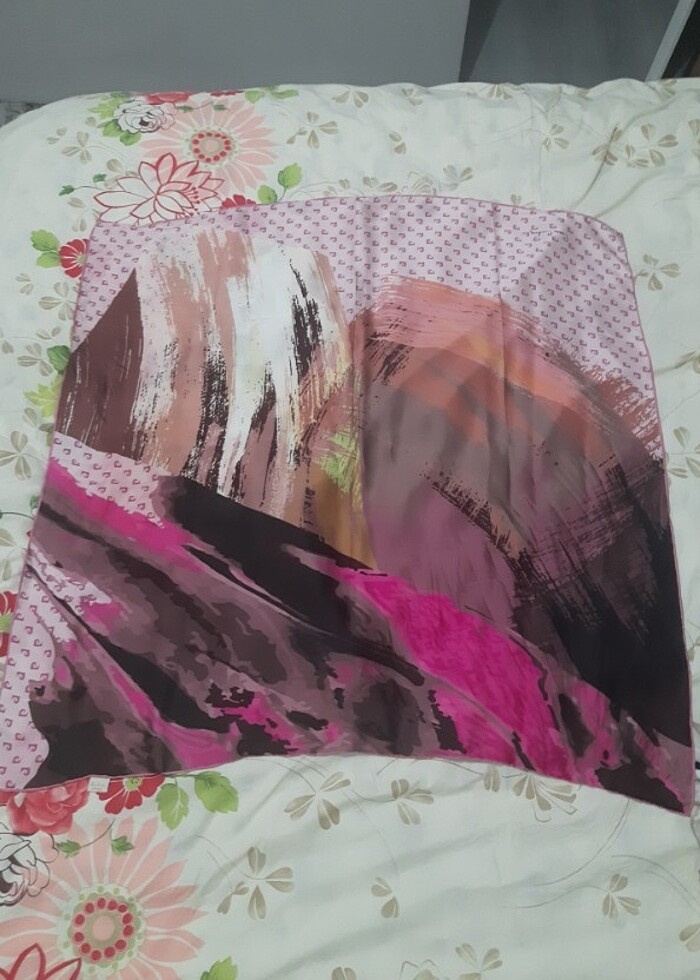 Çeşitli renklerde eşarplar. - Görsel 4