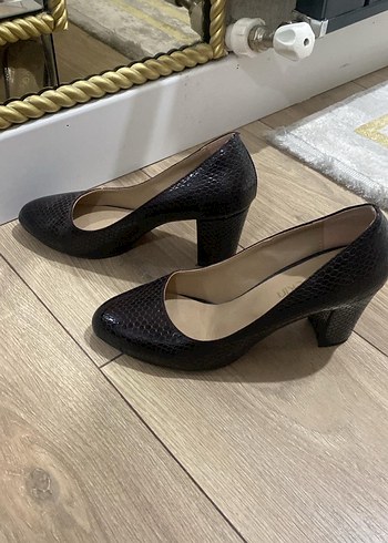 siyah Yılan Desenli  Topuklu ayakkabı - Görsel 2