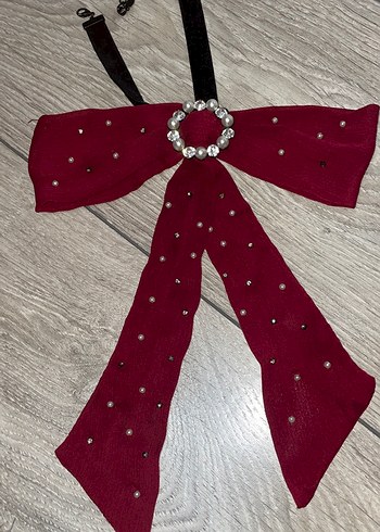 Zara Bordo İnci Detaylı Fiyonk Saç Aksesuarı boyun yaka için