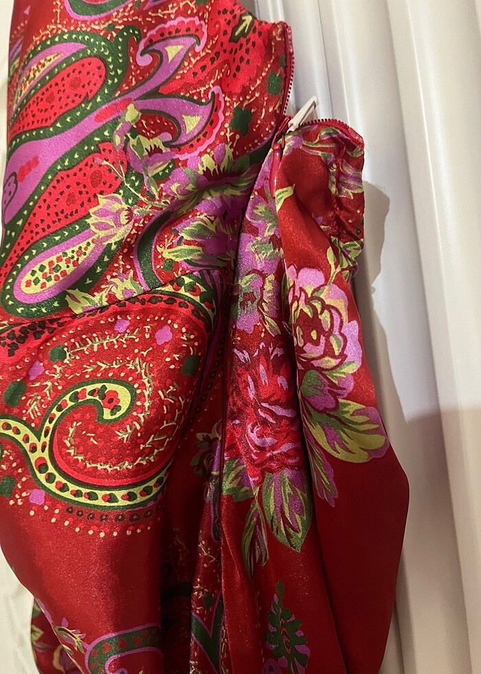 Sırtı açık 1 defa giyildi gece elbisesi - Görsel 3