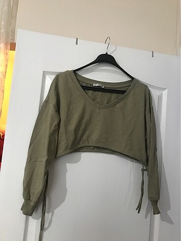 Yeşil v yaka crop sweatshirt