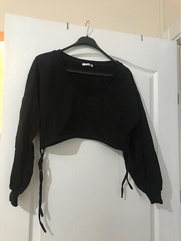 Siyah v yaka crop sweatshirt