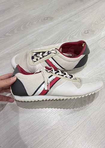 Tommy Hilfiger 42