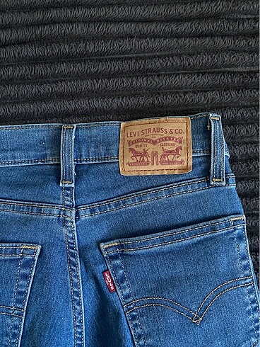 Levis straight crop