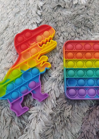 Diğer Renkli Dinozor ve Kare Pop It Oyuncakları