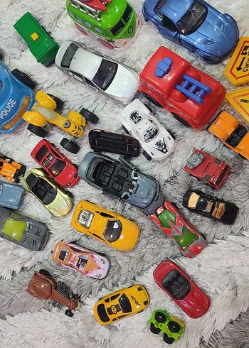 Beden Renkli Oyuncak Arabalar ve Trafik İşaretleri