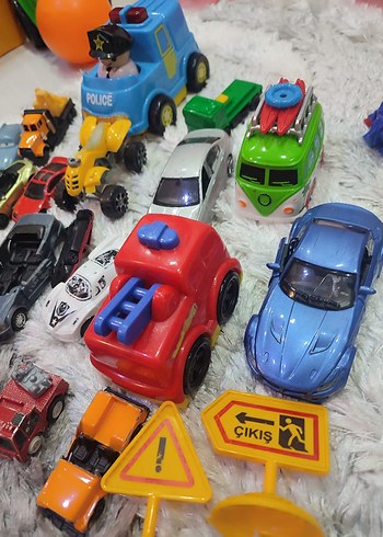 Renkli Oyuncak Arabalar ve Trafik İşaretleri