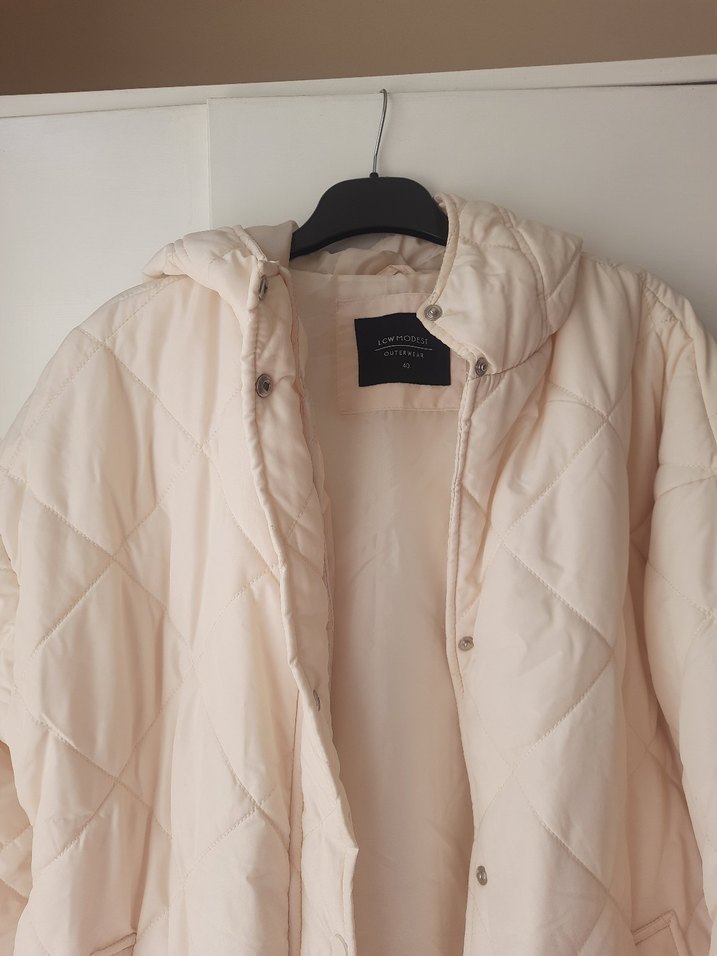 Uzun Beyaz Kadın Kapitone Dikişli tesettür mont - Görsel 3