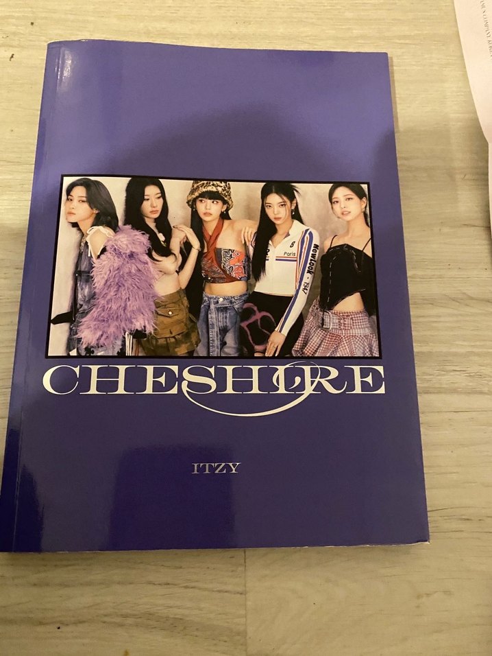İtzy cheshire limited kpop album - Görsel 2