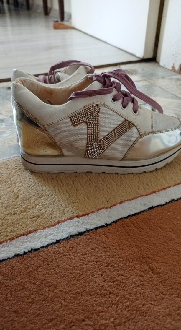 Yılan Desenli Beyaz Dolgu Topuklu Spor Ayakkabı - Görsel 4