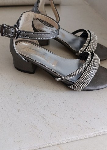 Gri Süet Tokalı Blok Topuklu kız cocuk Abiye Ayakkabı - Görsel 5