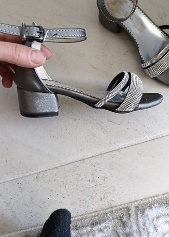 Gri Süet Tokalı Blok Topuklu kız cocuk Abiye Ayakkabı - Görsel 2