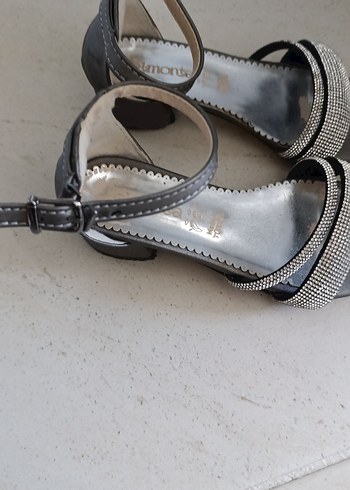 Gri Süet Tokalı Blok Topuklu kız cocuk Abiye Ayakkabı - Görsel 4