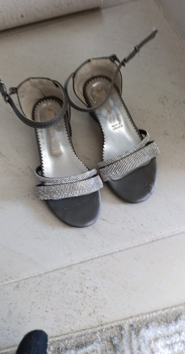 Gri Süet Tokalı Blok Topuklu kız cocuk Abiye Ayakkabı - Görsel 3