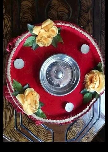 Dekoratif Kırmızı Tepside Sarı Çiçekler ve Mumlar - Görsel 4