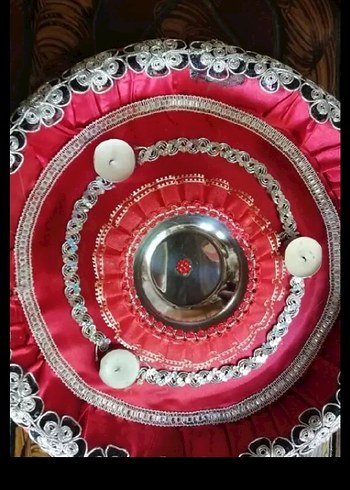 Dekoratif Kırmızı Tepside Sarı Çiçekler ve Mumlar - Görsel 3