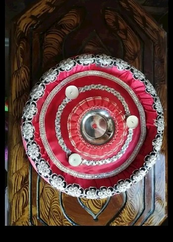 Dekoratif Kırmızı Tepside Sarı Çiçekler ve Mumlar - Görsel 2