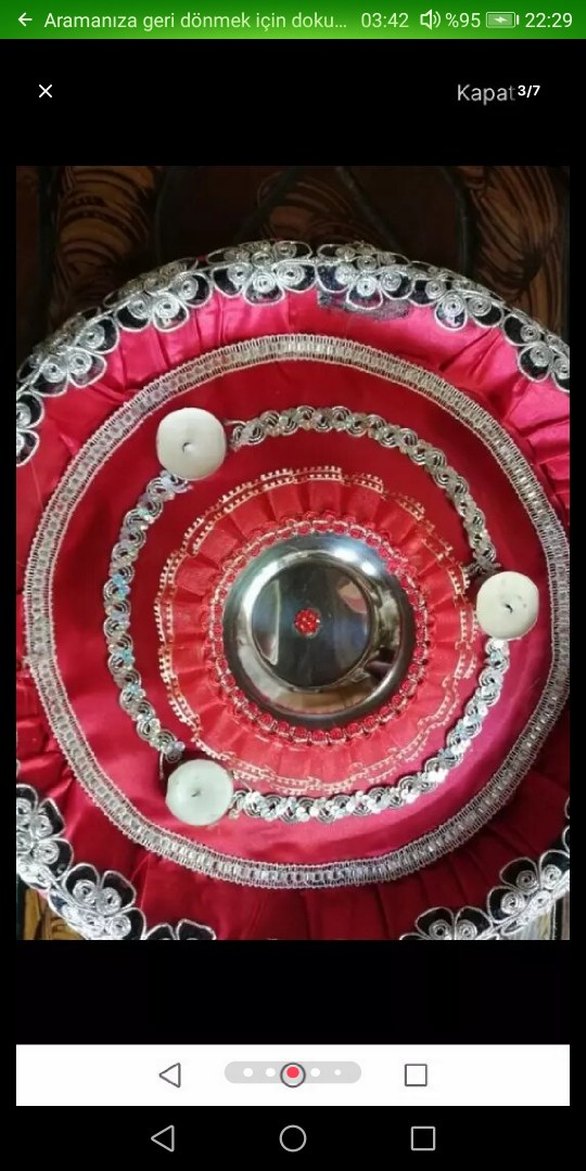 Dekoratif Kırmızı Tepside Sarı Çiçekler ve Mumlar - Görsel 3