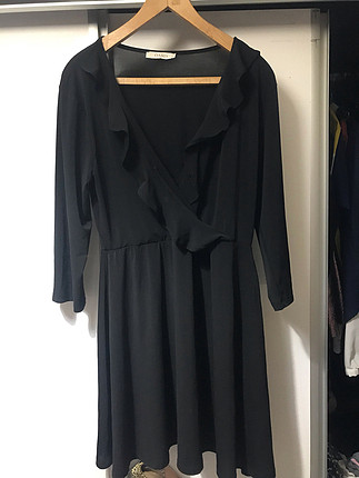 Kısa volanlı siyah elbise