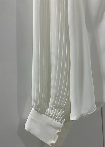 Beyaz Piliseli V Yakalı Kadın Gömlek - Görsel 4