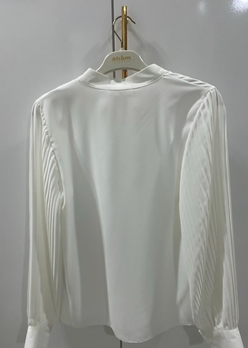 Beyaz Piliseli V Yakalı Kadın Gömlek - Görsel 2