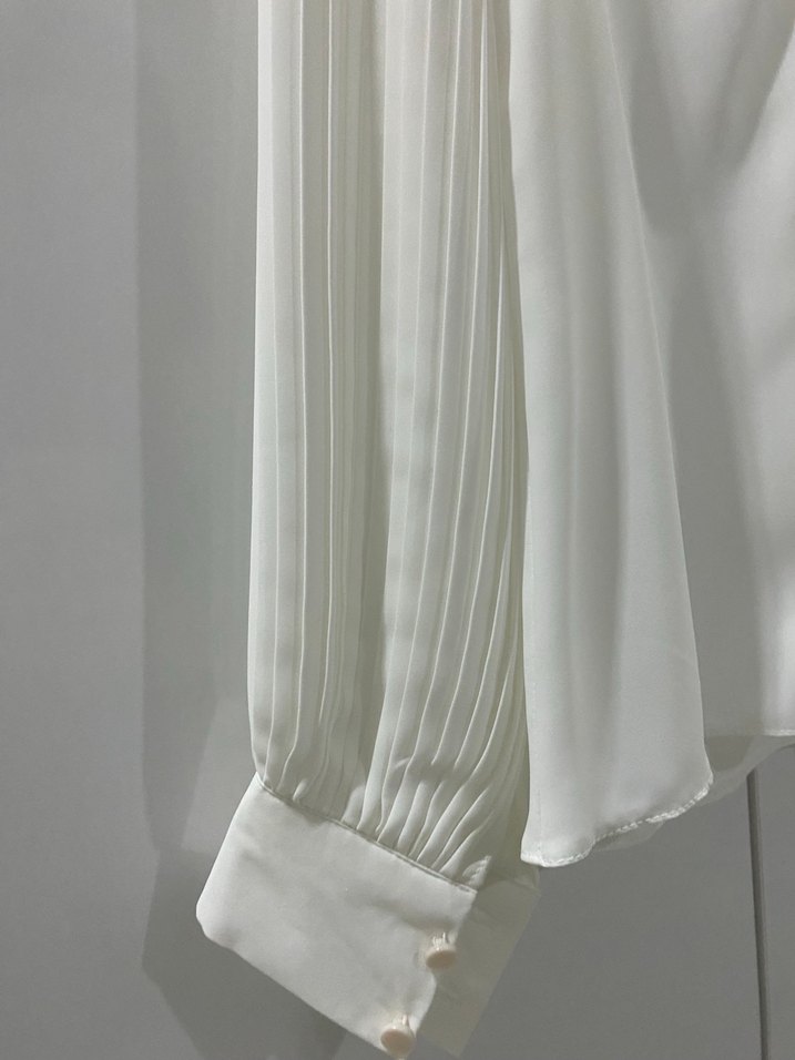 Beyaz Piliseli V Yakalı Kadın Gömlek - Görsel 4