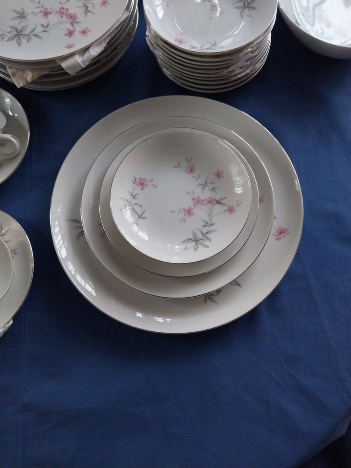 Beyaz Çiçek Desenli Yemek Takımı - Görsel 5