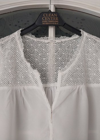 Zara Dantel Detaylı V Yakalı Kolsuz Bluz