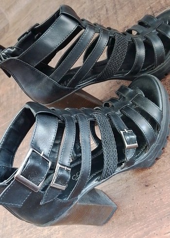 37 Beden Tokalı Siyah Gotik Dolgu Topuklu Kadın Sandalet