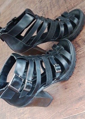37 Beden siyah Renk Tokalı Siyah Gotik Dolgu Topuklu Kadın Sandalet