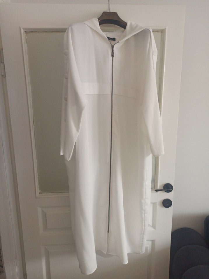 Düğmeli Beyaz Uzun Kadın Kap - Görsel 3