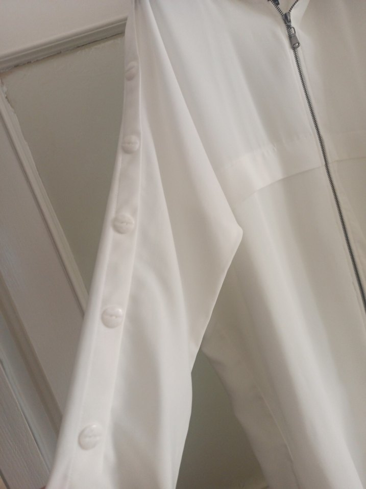 Düğmeli Beyaz Uzun Kadın Kap - Görsel 2